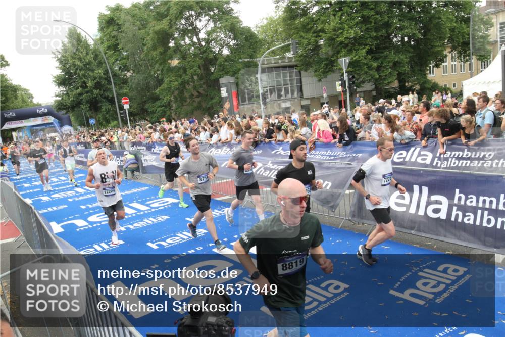 29.06.2025 - hella hamburg halbmarathon Michael Strokosch http://msf.ph/oto/8537949 29.06.2025 10:51:53 Ziel  meine-sportfotos.de