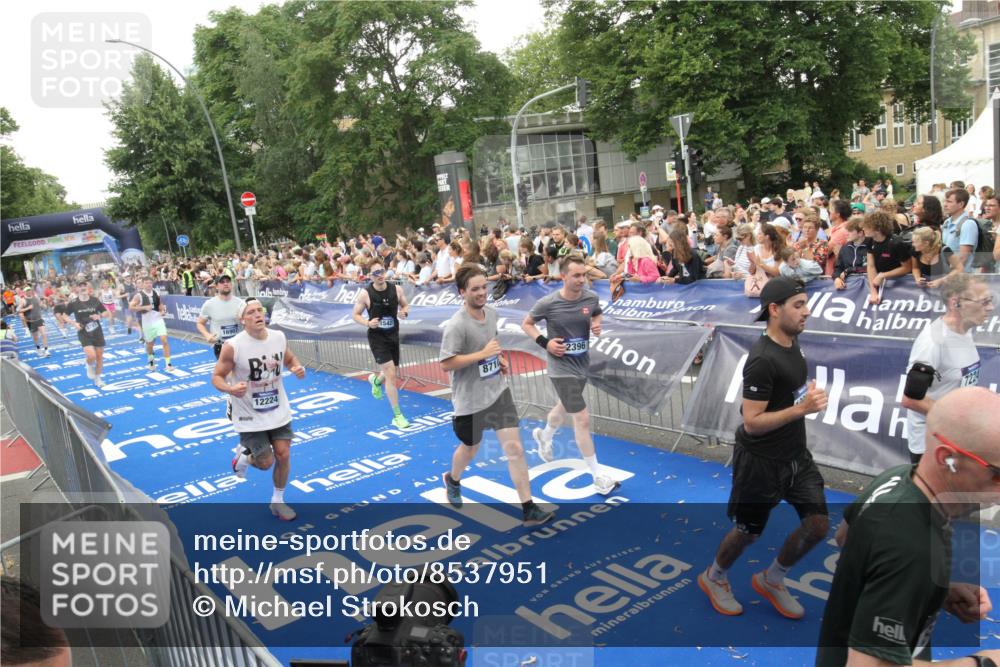 29.06.2025 - hella hamburg halbmarathon Michael Strokosch http://msf.ph/oto/8537951 29.06.2025 10:51:54 Ziel  meine-sportfotos.de