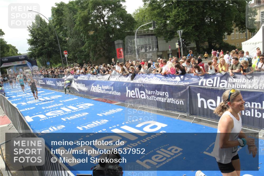29.06.2025 - hella hamburg halbmarathon Michael Strokosch http://msf.ph/oto/8537952 29.06.2025 10:34:02 Ziel  meine-sportfotos.de