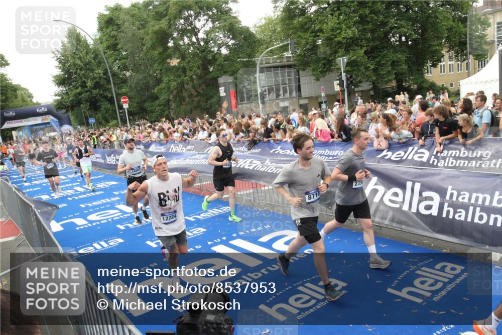 29.06.2025 - hella hamburg halbmarathon Michael Strokosch http://msf.ph/oto/8537953 29.06.2025 10:51:54 Ziel  meine-sportfotos.de