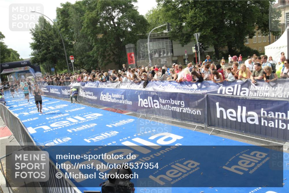 29.06.2025 - hella hamburg halbmarathon Michael Strokosch http://msf.ph/oto/8537954 29.06.2025 10:34:03 Ziel  meine-sportfotos.de