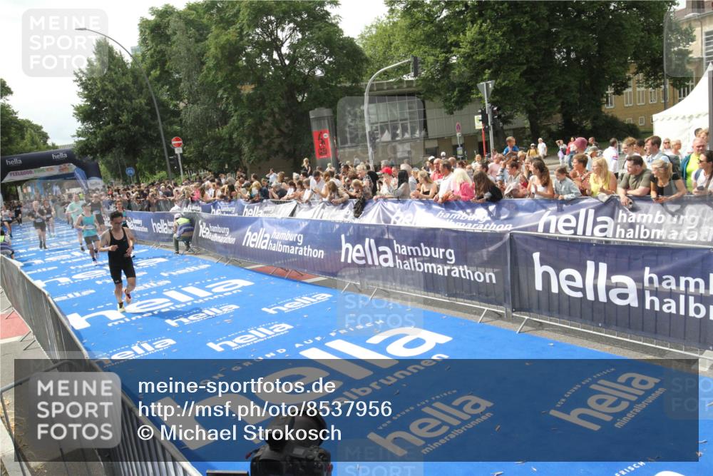 29.06.2025 - hella hamburg halbmarathon Michael Strokosch http://msf.ph/oto/8537956 29.06.2025 10:34:04 Ziel  meine-sportfotos.de