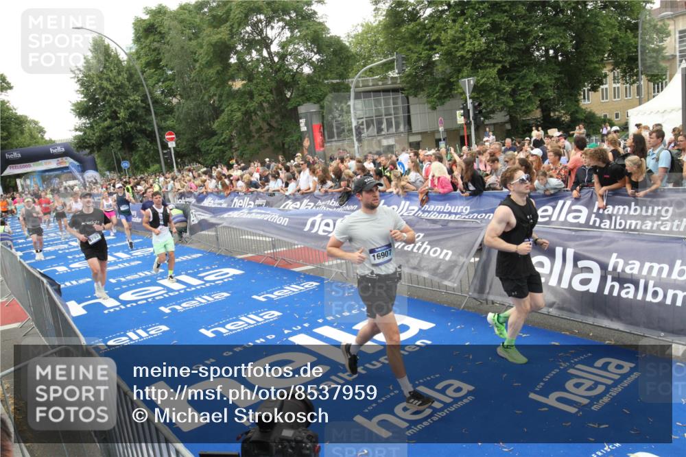 29.06.2025 - hella hamburg halbmarathon Michael Strokosch http://msf.ph/oto/8537959 29.06.2025 10:51:55 Ziel  meine-sportfotos.de