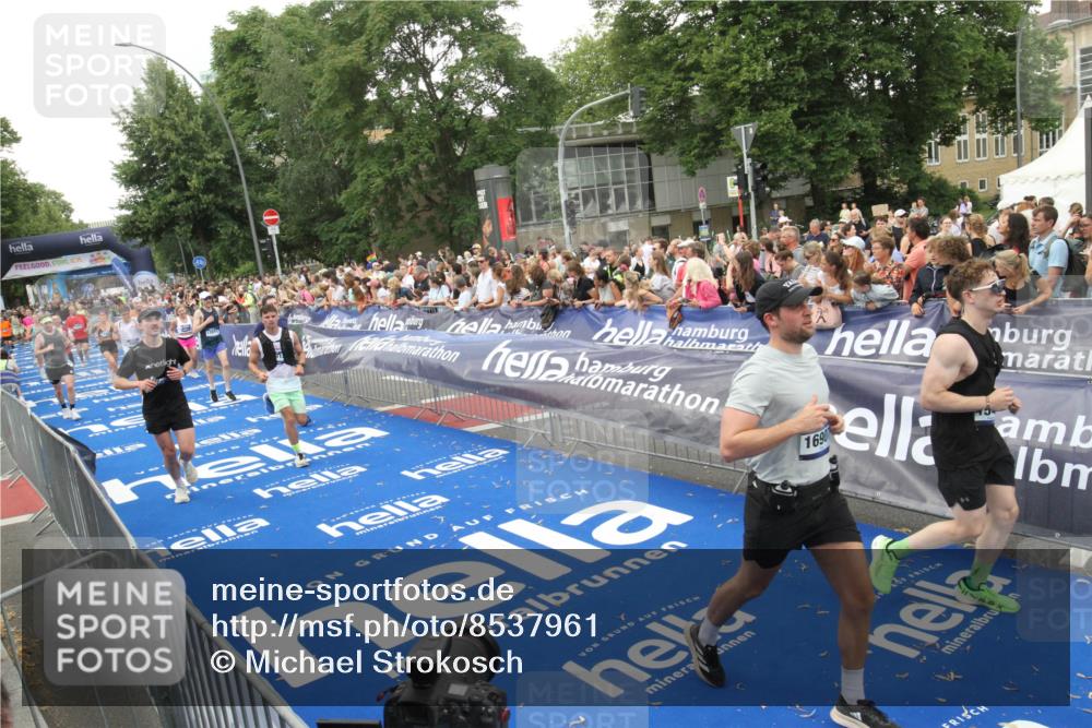 29.06.2025 - hella hamburg halbmarathon Michael Strokosch http://msf.ph/oto/8537961 29.06.2025 10:51:56 Ziel  meine-sportfotos.de