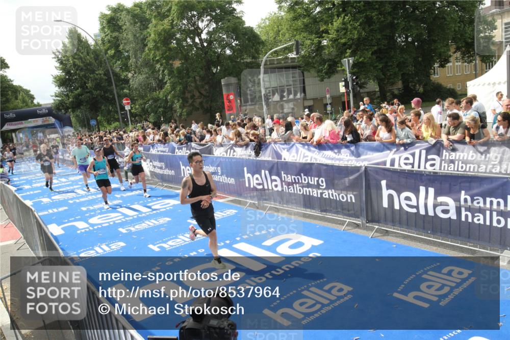29.06.2025 - hella hamburg halbmarathon Michael Strokosch http://msf.ph/oto/8537964 29.06.2025 10:34:05 Ziel  meine-sportfotos.de