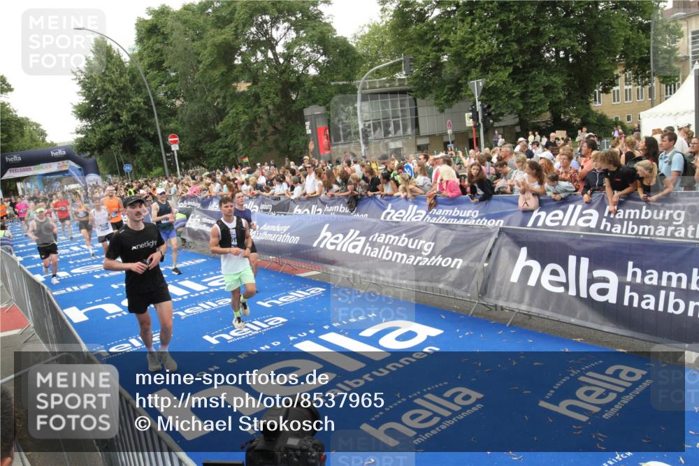 29.06.2025 - hella hamburg halbmarathon Michael Strokosch http://msf.ph/oto/8537965 29.06.2025 10:51:56 Ziel  meine-sportfotos.de