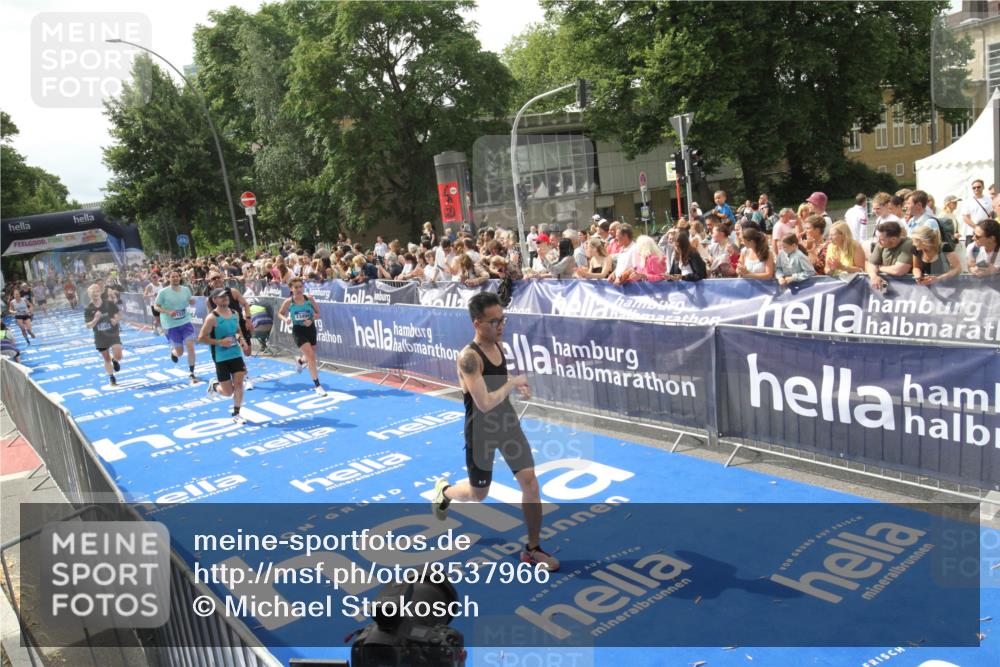 29.06.2025 - hella hamburg halbmarathon Michael Strokosch http://msf.ph/oto/8537966 29.06.2025 10:34:05 Ziel  meine-sportfotos.de