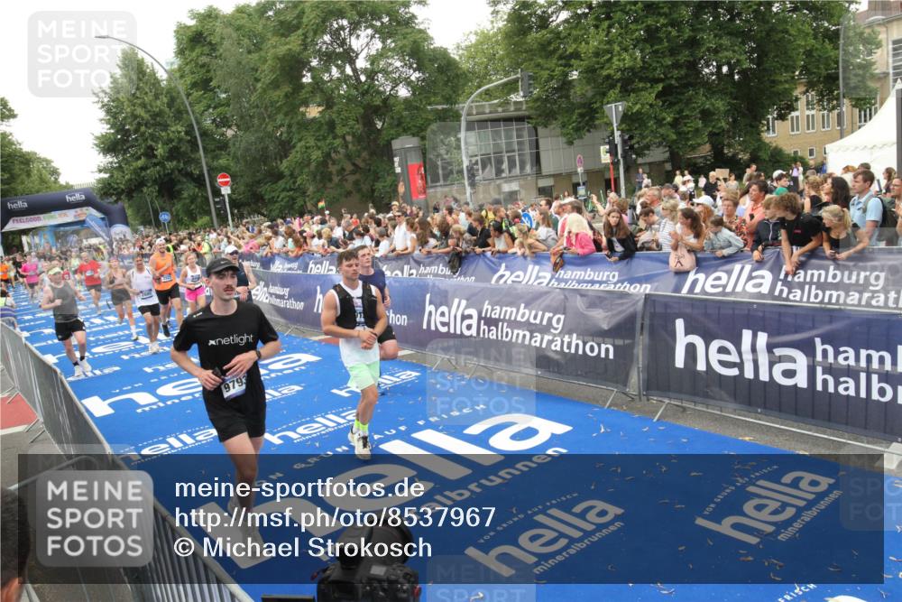 29.06.2025 - hella hamburg halbmarathon Michael Strokosch http://msf.ph/oto/8537967 29.06.2025 10:51:57 Ziel  meine-sportfotos.de