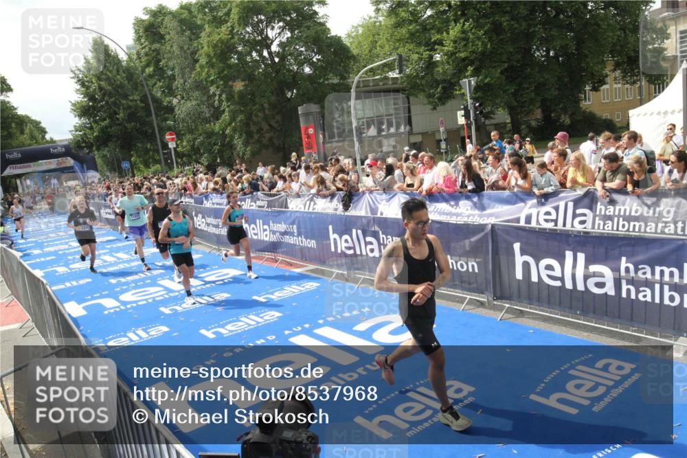 29.06.2025 - hella hamburg halbmarathon Michael Strokosch http://msf.ph/oto/8537968 29.06.2025 10:34:06 Ziel  meine-sportfotos.de