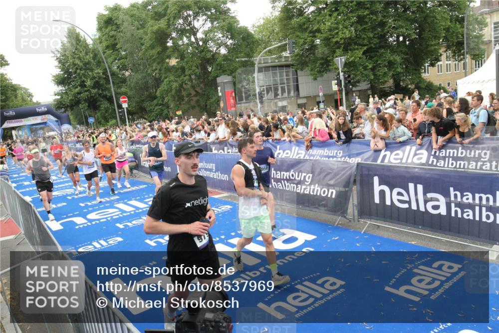 29.06.2025 - hella hamburg halbmarathon Michael Strokosch http://msf.ph/oto/8537969 29.06.2025 10:51:57 Ziel  meine-sportfotos.de