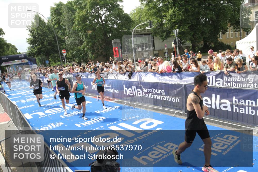 29.06.2025 - hella hamburg halbmarathon Michael Strokosch http://msf.ph/oto/8537970 29.06.2025 10:34:06 Ziel  meine-sportfotos.de