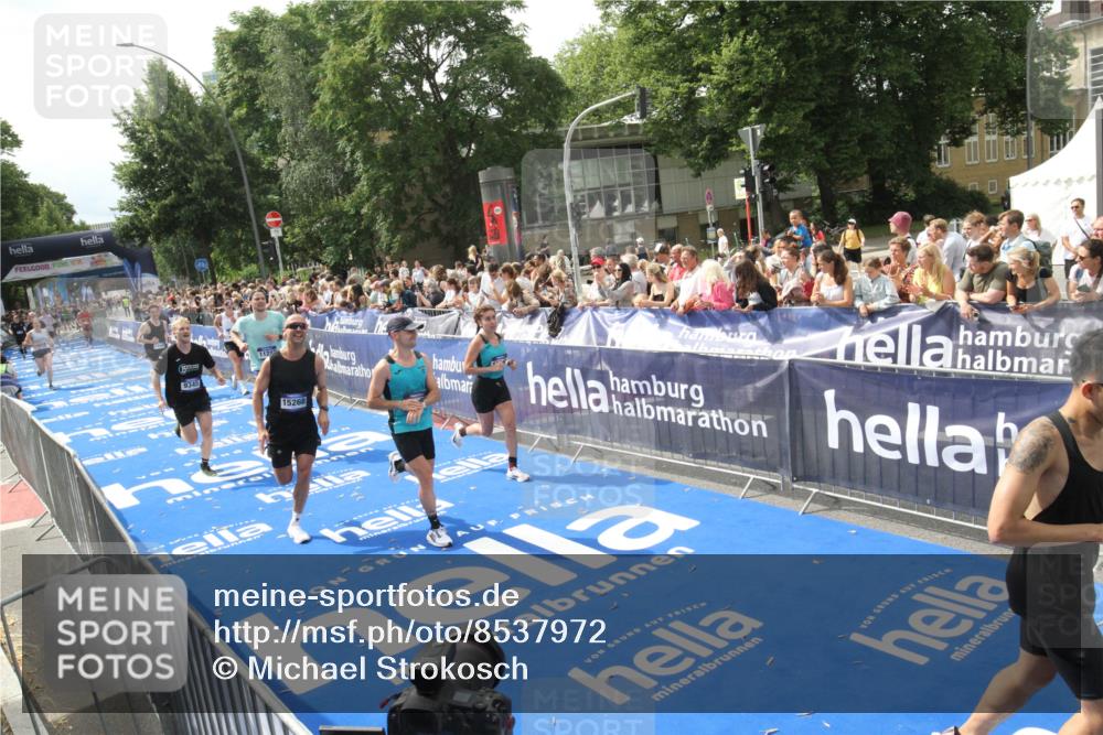 29.06.2025 - hella hamburg halbmarathon Michael Strokosch http://msf.ph/oto/8537972 29.06.2025 10:34:07 Ziel  meine-sportfotos.de