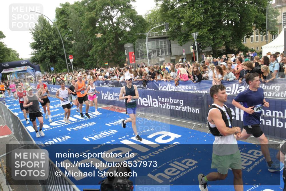 29.06.2025 - hella hamburg halbmarathon Michael Strokosch http://msf.ph/oto/8537973 29.06.2025 10:51:58 Ziel  meine-sportfotos.de