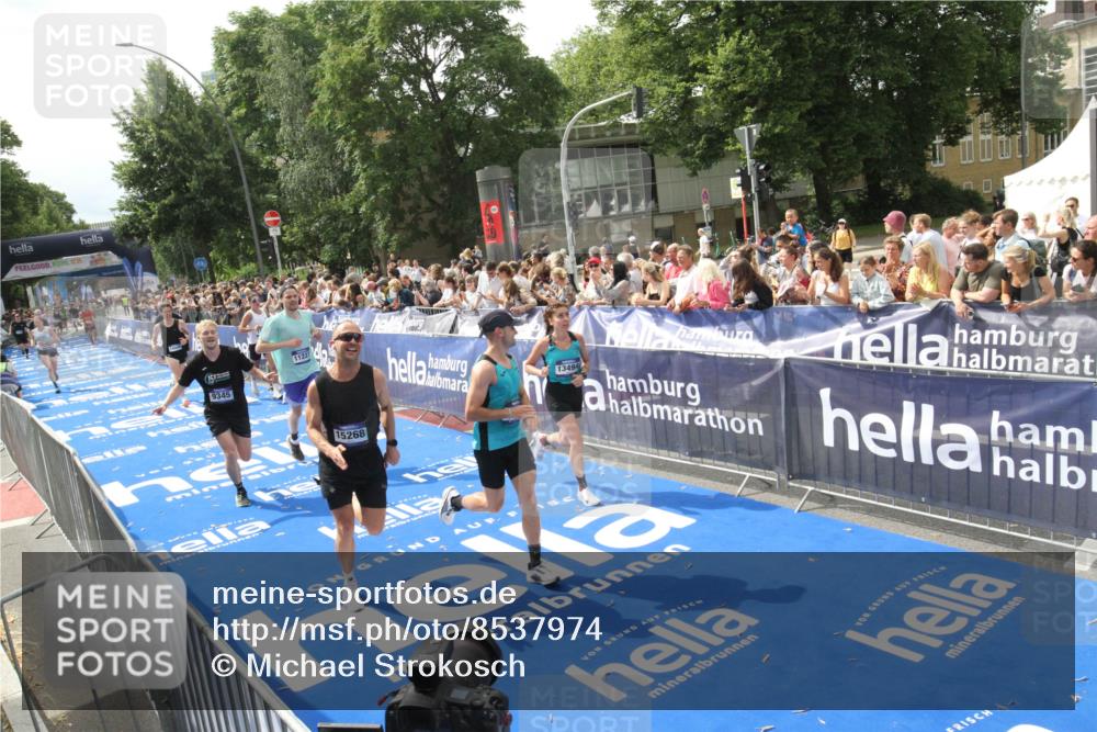 29.06.2025 - hella hamburg halbmarathon Michael Strokosch http://msf.ph/oto/8537974 29.06.2025 10:34:07 Ziel  meine-sportfotos.de