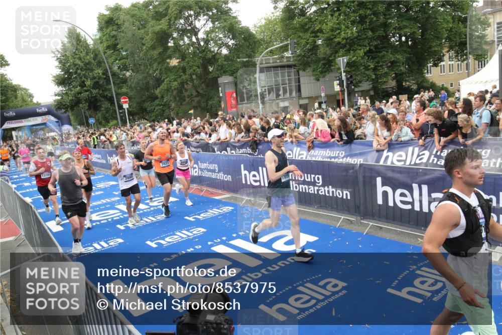 29.06.2025 - hella hamburg halbmarathon Michael Strokosch http://msf.ph/oto/8537975 29.06.2025 10:51:58 Ziel  meine-sportfotos.de