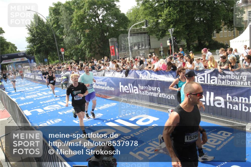 29.06.2025 - hella hamburg halbmarathon Michael Strokosch http://msf.ph/oto/8537978 29.06.2025 10:34:08 Ziel  meine-sportfotos.de