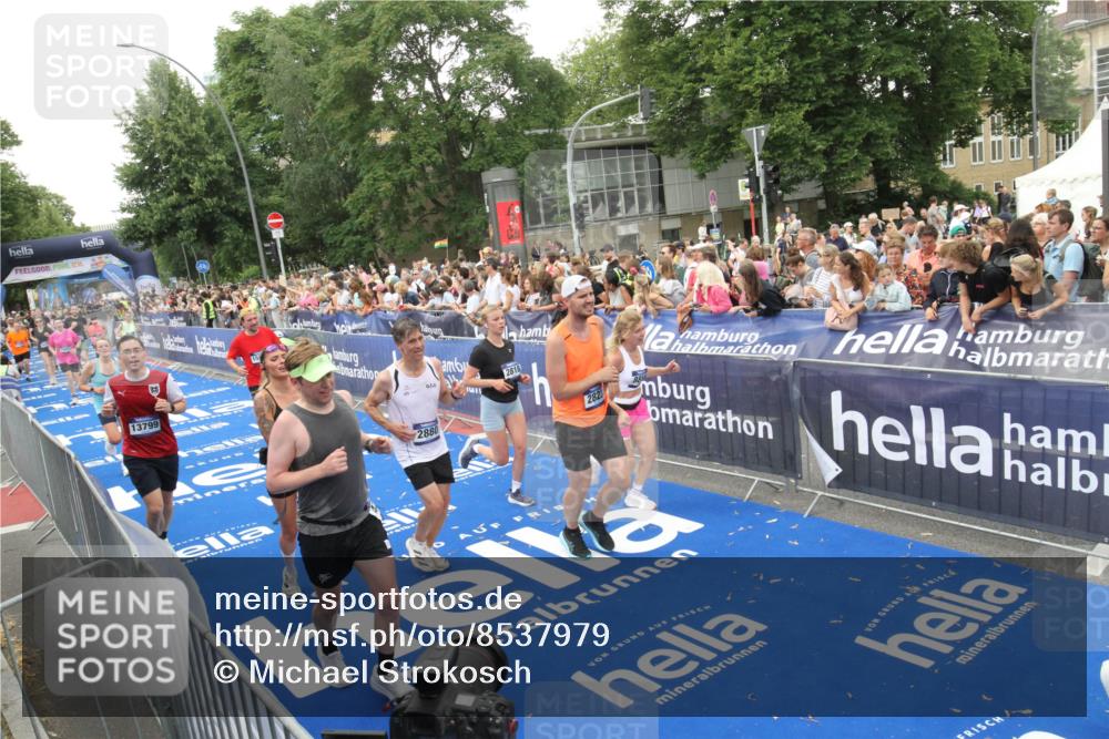 29.06.2025 - hella hamburg halbmarathon Michael Strokosch http://msf.ph/oto/8537979 29.06.2025 10:51:59 Ziel  meine-sportfotos.de