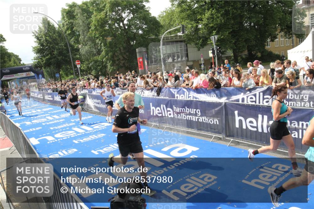 29.06.2025 - hella hamburg halbmarathon Michael Strokosch http://msf.ph/oto/8537980 29.06.2025 10:34:08 Ziel  meine-sportfotos.de