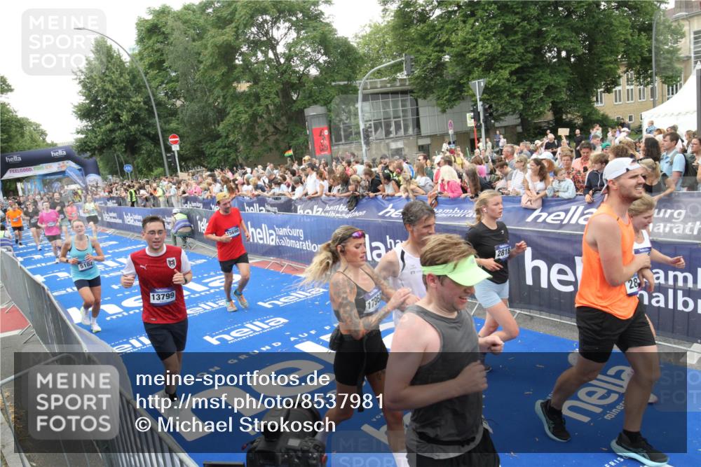 29.06.2025 - hella hamburg halbmarathon Michael Strokosch http://msf.ph/oto/8537981 29.06.2025 10:52:00 Ziel  meine-sportfotos.de