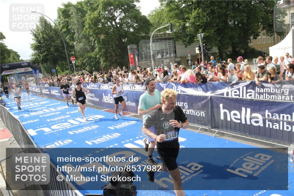 29.06.2025 - hella hamburg halbmarathon Michael Strokosch http://msf.ph/oto/8537982 29.06.2025 10:34:08 Ziel  meine-sportfotos.de