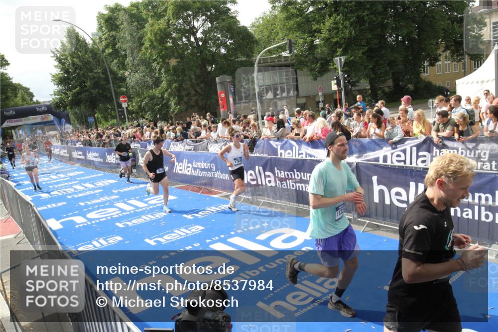 29.06.2025 - hella hamburg halbmarathon Michael Strokosch http://msf.ph/oto/8537984 29.06.2025 10:34:09 Ziel  meine-sportfotos.de