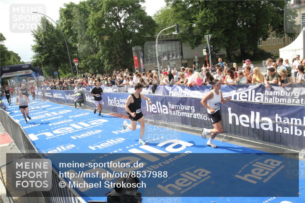 29.06.2025 - hella hamburg halbmarathon Michael Strokosch http://msf.ph/oto/8537988 29.06.2025 10:34:09 Ziel  meine-sportfotos.de