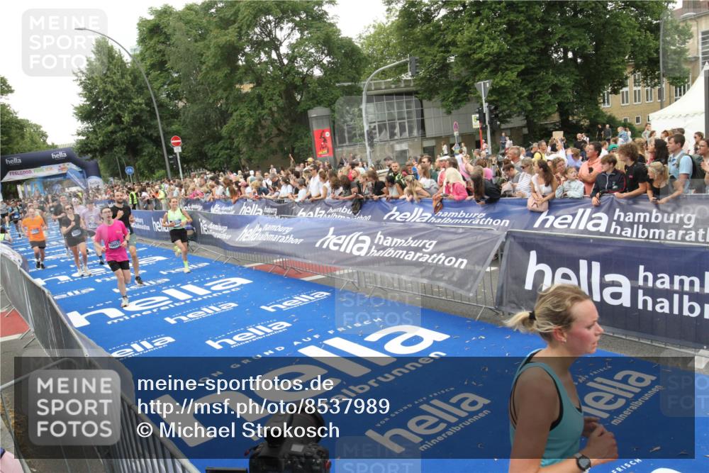 29.06.2025 - hella hamburg halbmarathon Michael Strokosch http://msf.ph/oto/8537989 29.06.2025 10:52:02 Ziel  meine-sportfotos.de