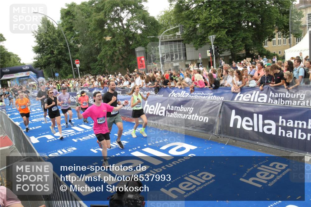 29.06.2025 - hella hamburg halbmarathon Michael Strokosch http://msf.ph/oto/8537993 29.06.2025 10:52:04 Ziel  meine-sportfotos.de