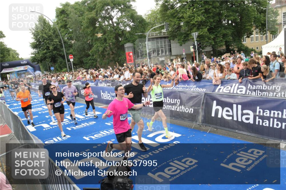 29.06.2025 - hella hamburg halbmarathon Michael Strokosch http://msf.ph/oto/8537995 29.06.2025 10:52:04 Ziel  meine-sportfotos.de