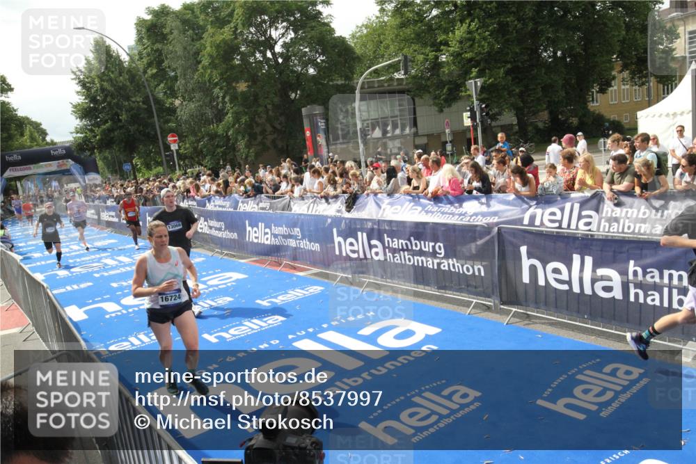 29.06.2025 - hella hamburg halbmarathon Michael Strokosch http://msf.ph/oto/8537997 29.06.2025 10:34:12 Ziel  meine-sportfotos.de