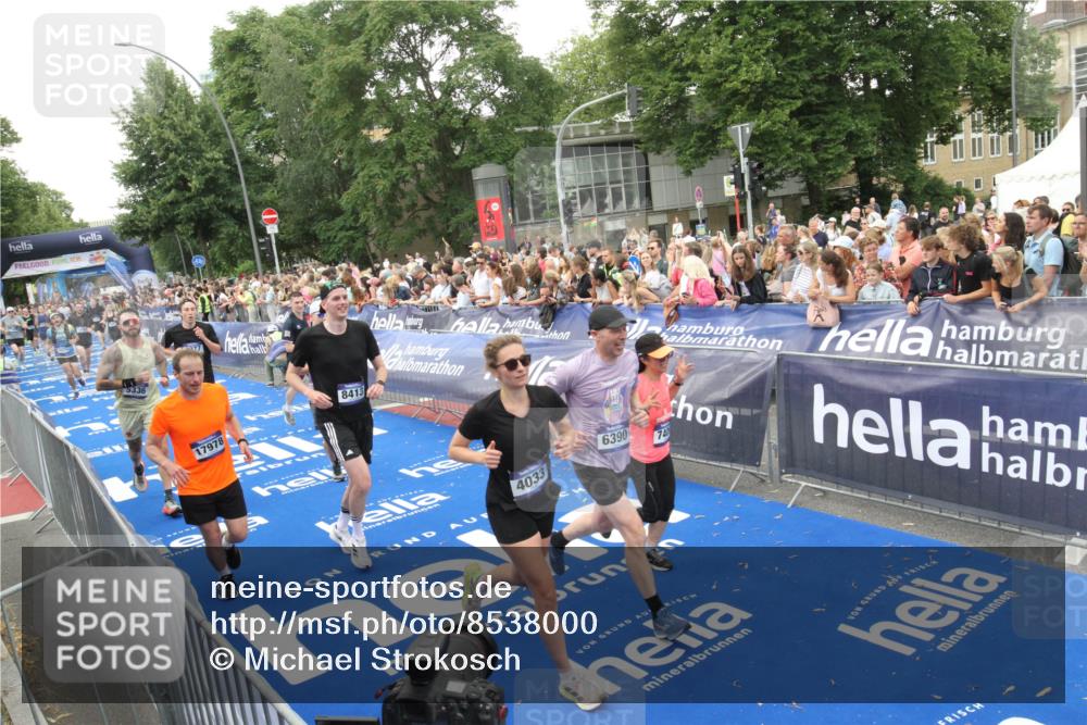 29.06.2025 - hella hamburg halbmarathon Michael Strokosch http://msf.ph/oto/8538000 29.06.2025 10:52:06 Ziel  meine-sportfotos.de