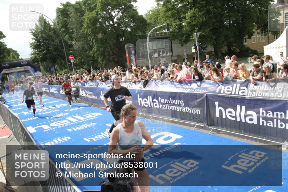 29.06.2025 - hella hamburg halbmarathon Michael Strokosch http://msf.ph/oto/8538001 29.06.2025 10:34:12 Ziel  meine-sportfotos.de