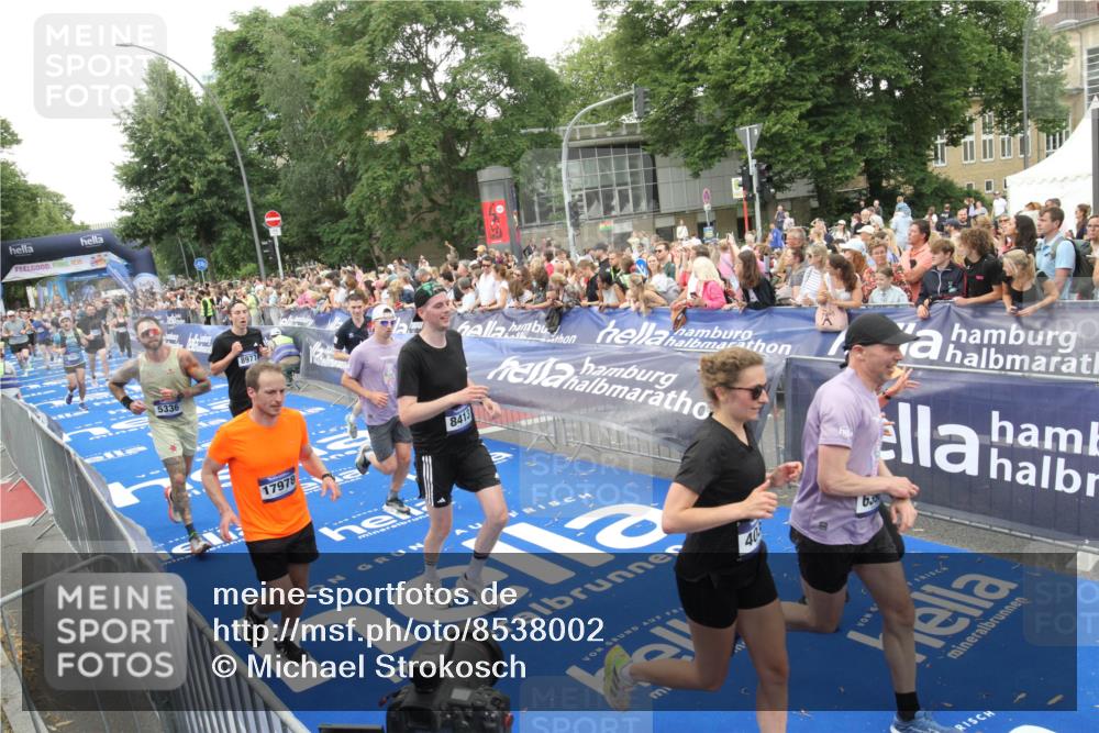 29.06.2025 - hella hamburg halbmarathon Michael Strokosch http://msf.ph/oto/8538002 29.06.2025 10:52:06 Ziel  meine-sportfotos.de