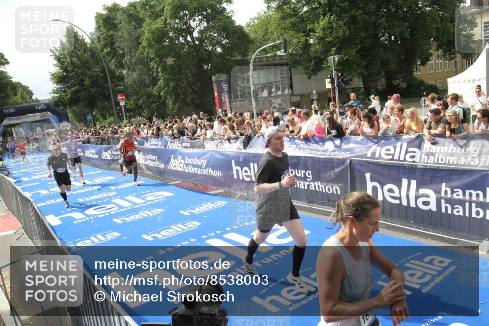 29.06.2025 - hella hamburg halbmarathon Michael Strokosch http://msf.ph/oto/8538003 29.06.2025 10:34:13 Ziel  meine-sportfotos.de