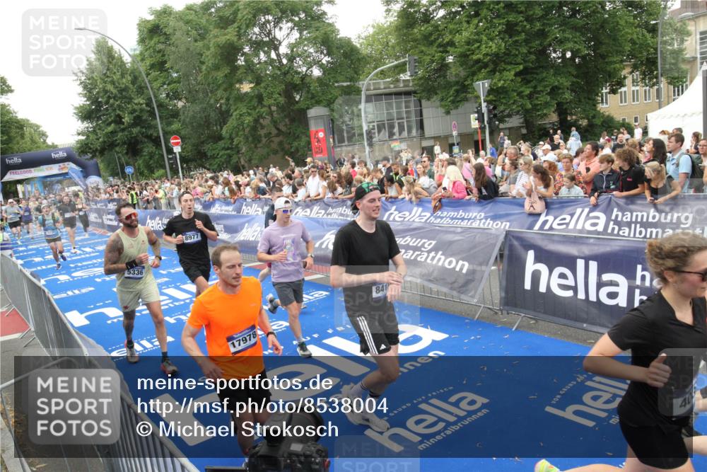 29.06.2025 - hella hamburg halbmarathon Michael Strokosch http://msf.ph/oto/8538004 29.06.2025 10:52:06 Ziel  meine-sportfotos.de