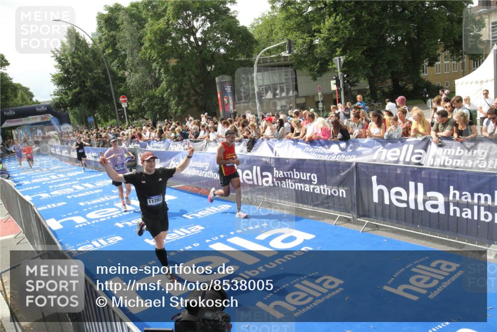 29.06.2025 - hella hamburg halbmarathon Michael Strokosch http://msf.ph/oto/8538005 29.06.2025 10:34:14 Ziel  meine-sportfotos.de