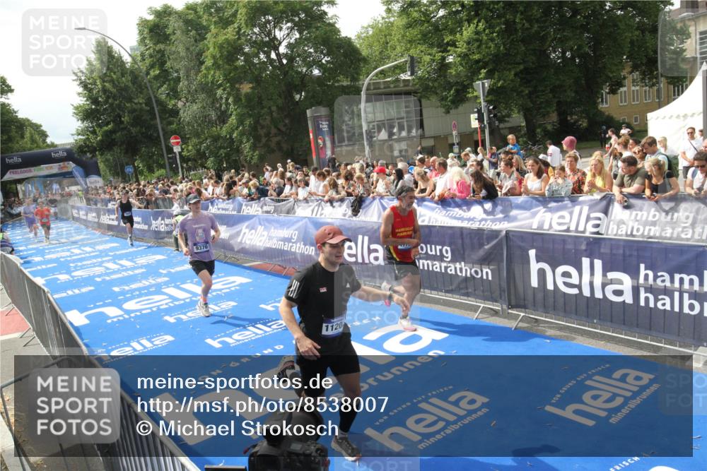 29.06.2025 - hella hamburg halbmarathon Michael Strokosch http://msf.ph/oto/8538007 29.06.2025 10:34:14 Ziel  meine-sportfotos.de