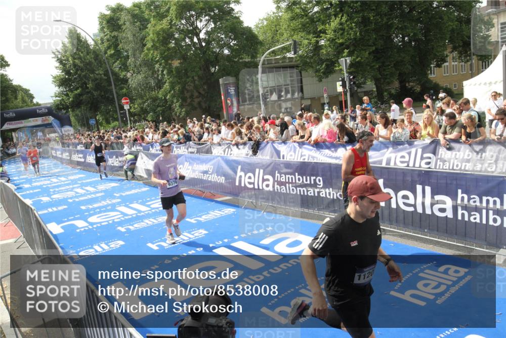 29.06.2025 - hella hamburg halbmarathon Michael Strokosch http://msf.ph/oto/8538008 29.06.2025 10:34:15 Ziel  meine-sportfotos.de