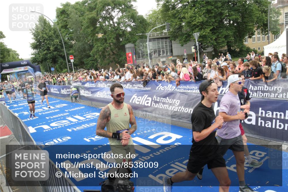 29.06.2025 - hella hamburg halbmarathon Michael Strokosch http://msf.ph/oto/8538009 29.06.2025 10:52:07 Ziel  meine-sportfotos.de