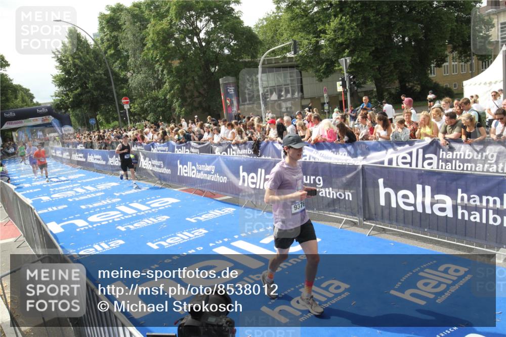 29.06.2025 - hella hamburg halbmarathon Michael Strokosch http://msf.ph/oto/8538012 29.06.2025 10:34:15 Ziel  meine-sportfotos.de