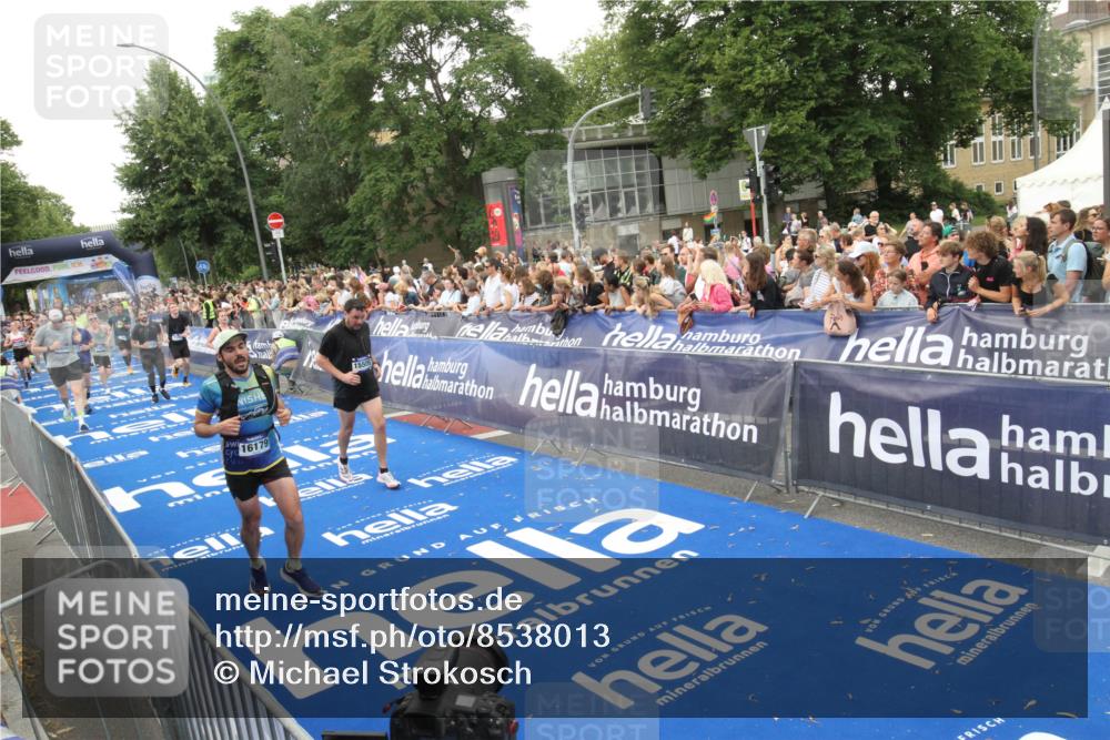 29.06.2025 - hella hamburg halbmarathon Michael Strokosch http://msf.ph/oto/8538013 29.06.2025 10:52:09 Ziel  meine-sportfotos.de