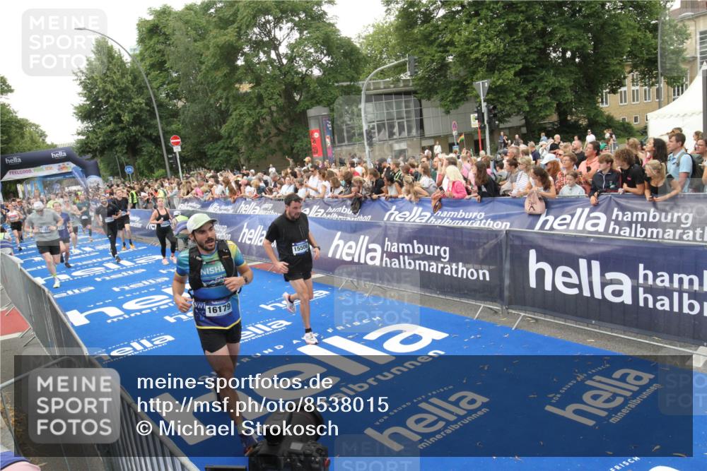 29.06.2025 - hella hamburg halbmarathon Michael Strokosch http://msf.ph/oto/8538015 29.06.2025 10:52:10 Ziel  meine-sportfotos.de
