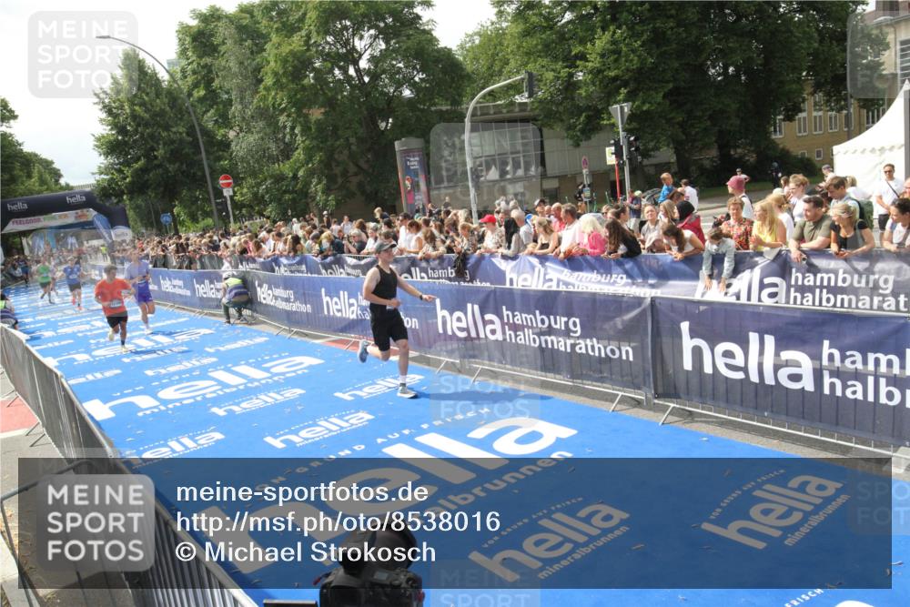 29.06.2025 - hella hamburg halbmarathon Michael Strokosch http://msf.ph/oto/8538016 29.06.2025 10:34:17 Ziel  meine-sportfotos.de