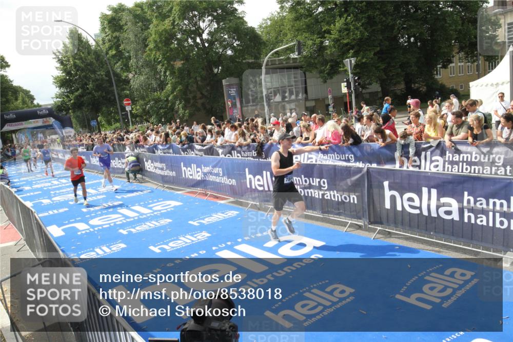 29.06.2025 - hella hamburg halbmarathon Michael Strokosch http://msf.ph/oto/8538018 29.06.2025 10:34:17 Ziel  meine-sportfotos.de