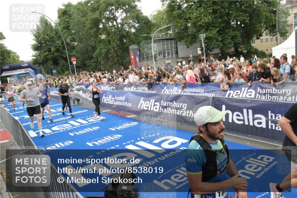 29.06.2025 - hella hamburg halbmarathon Michael Strokosch http://msf.ph/oto/8538019 29.06.2025 10:52:11 Ziel  meine-sportfotos.de