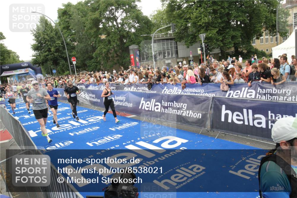 29.06.2025 - hella hamburg halbmarathon Michael Strokosch http://msf.ph/oto/8538021 29.06.2025 10:52:11 Ziel  meine-sportfotos.de