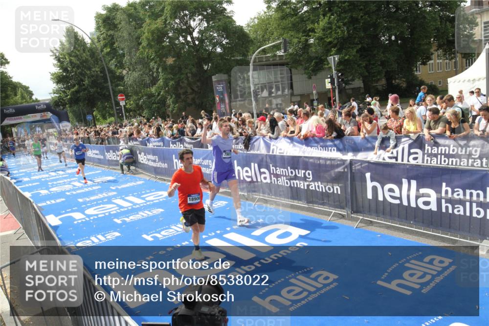 29.06.2025 - hella hamburg halbmarathon Michael Strokosch http://msf.ph/oto/8538022 29.06.2025 10:34:19 Ziel  meine-sportfotos.de