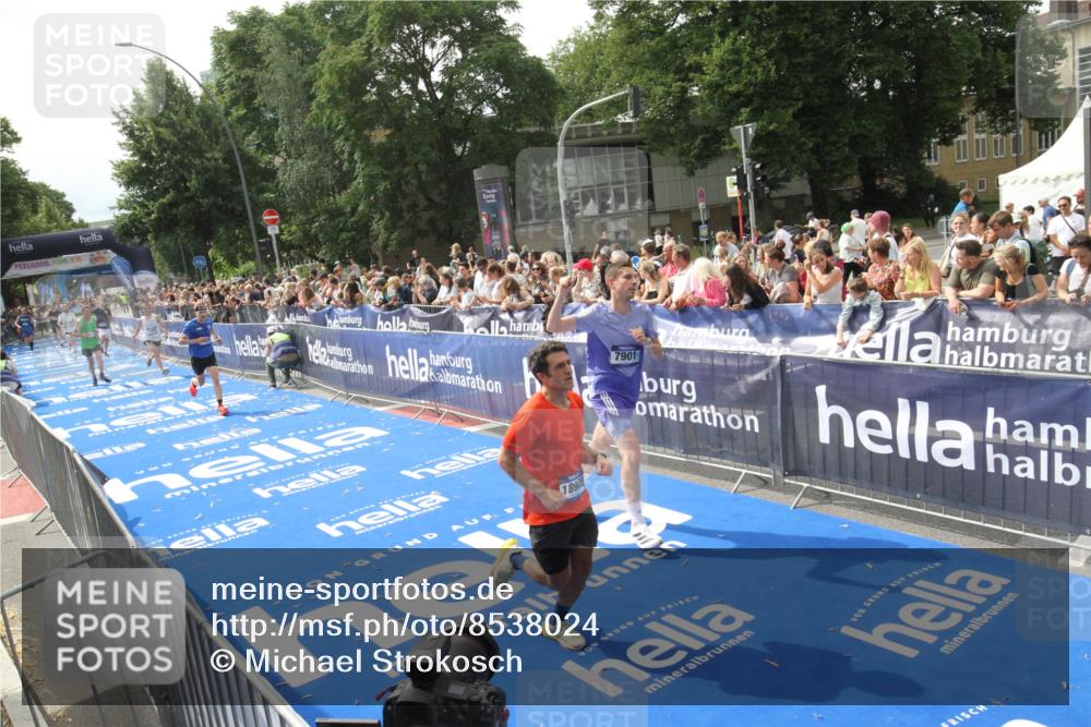 29.06.2025 - hella hamburg halbmarathon Michael Strokosch http://msf.ph/oto/8538024 29.06.2025 10:34:19 Ziel  meine-sportfotos.de