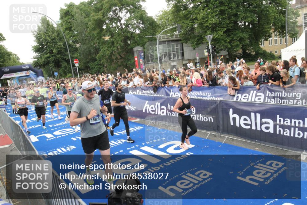 29.06.2025 - hella hamburg halbmarathon Michael Strokosch http://msf.ph/oto/8538027 29.06.2025 10:52:12 Ziel  meine-sportfotos.de