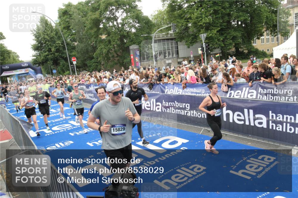 29.06.2025 - hella hamburg halbmarathon Michael Strokosch http://msf.ph/oto/8538029 29.06.2025 10:52:13 Ziel  meine-sportfotos.de